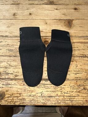 Capas Adult Unisex Beach Socks Black NWOT